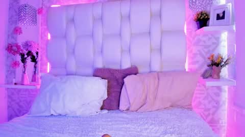 emmaa00_ online show from February 9, 2026, 4:44 pm