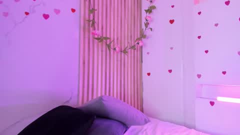 emmaclark_1 online show from September 12, 2025, 8:31 pm