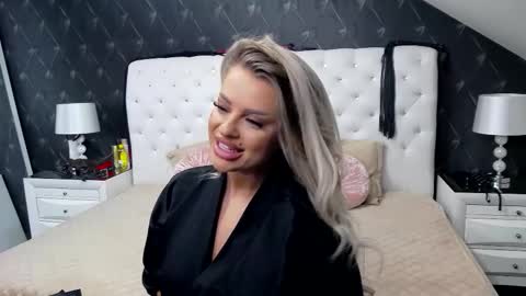 Snapshot of emmamavis chatting on October 19, 2025, 4:57 am Emma Mavis online show from October 19, 2025, 4:57 am