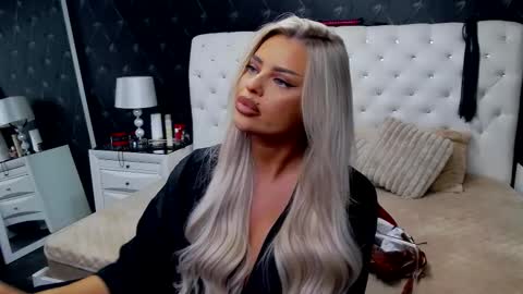 Snapshot of emmamavis chatting on November 28, 2025, 7:11 am Emma Mavis online show from November 28, 2025, 7:11 am