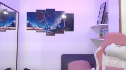Snapshot of emmamyers_ chatting on February 1, 2025, 2:05 am Emma  online show from February 1, 2025, 2:05 am