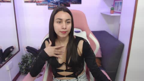 Snapshot of emmamyers_ chatting on February 3, 2025, 10:43 pm Emma  online show from February 3, 2025, 10:43 pm