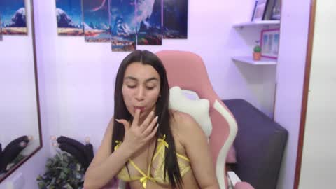 Snapshot of emmamyers_ chatting on February 4, 2025, 1:45 am Emma  online show from February 4, 2025, 1:45 am