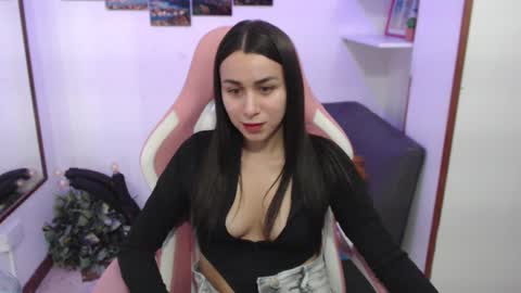 Snapshot of emmamyers_ chatting on February 11, 2025, 10:28 pm Emma  online show from February 11, 2025, 10:28 pm