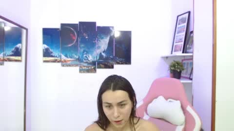 Snapshot of emmamyers_ chatting on February 26, 2025, 4:36 am Emma  online show from February 26, 2025, 4:36 am
