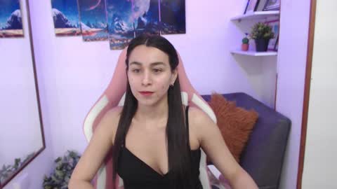 Snapshot of emmamyers_ chatting on March 9, 2025, 1:35 am Emma  online show from March 9, 2025, 1:35 am