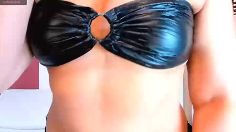 emmanaughty_ online show from December 19, 2025, 9:33 pm