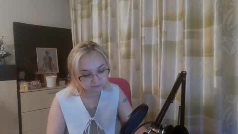 emmanoir_ online show from February 27, 2025, 4:10 pm