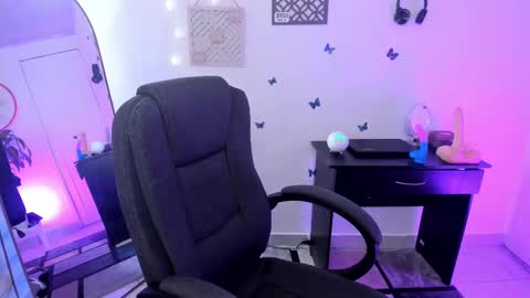 Snapshot of emmax_x chatting on January 22, 2025, 1:21 pm EMMA online show from January 22, 2025, 1:21 pm