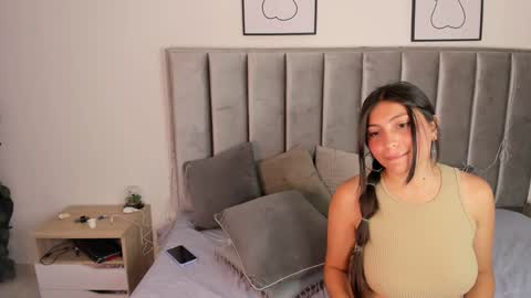 Emily  Laila  online show from January 11, 2025, 3:09 pm