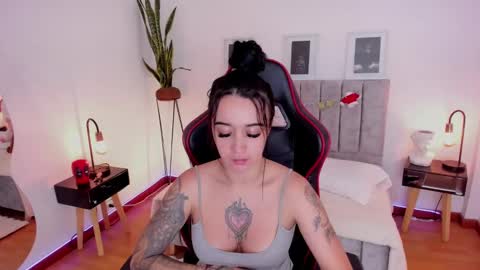 Emmy Evans  online show from December 29, 2024, 2:31 pm