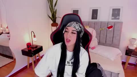 Emmy Evans  online show from January 3, 2025, 9:05 pm