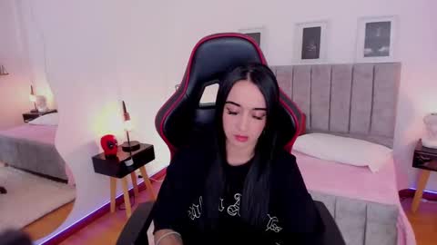 Emmy Evans  online show from January 7, 2025, 7:17 pm