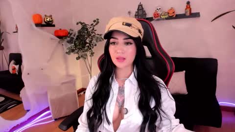 Emmy Evans  online show from October 8, 2025, 8:28 pm