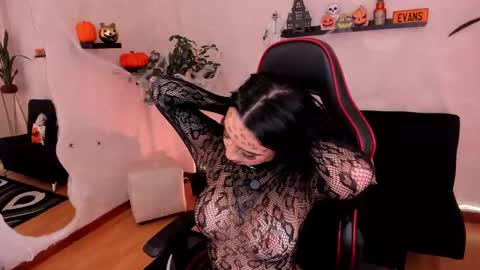 Emmy Evans  online show from October 10, 2025, 8:41 pm