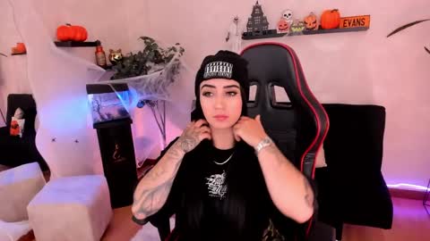 Emmy Evans  online show from October 17, 2025, 7:27 pm