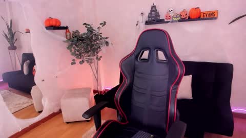 Emmy Evans  online show from October 28, 2025, 8:11 pm