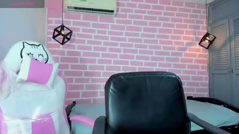 Snapshot of emy_0 chatting on January 16, 2025, 3:34 am Emy online show from January 16, 2025, 3:34 am