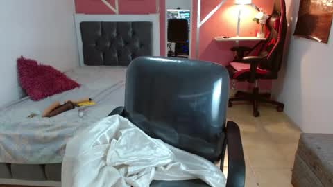 Snapshot of emy_0 chatting on February 1, 2025, 9:19 pm Emy online show from February 1, 2025, 9:19 pm