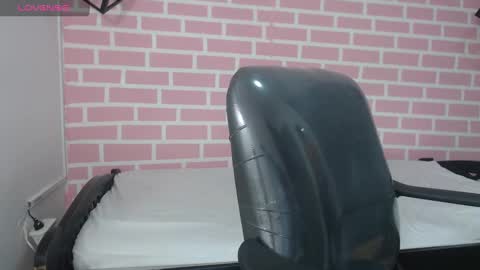 Snapshot of emy_0 chatting on February 9, 2025, 5:22 pm Emy online show from February 9, 2025, 5:22 pm