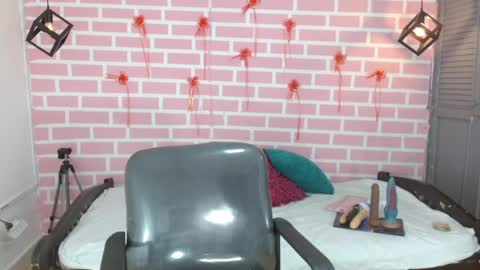 Snapshot of emy_0 chatting on March 5, 2025, 8:53 pm Emy online show from March 5, 2025, 8:53 pm