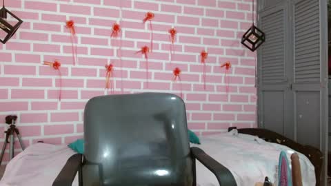 Snapshot of emy_0 chatting on March 10, 2025, 8:12 pm Emy online show from March 10, 2025, 8:12 pm