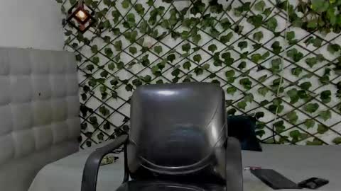 Snapshot of emy_0 chatting on January 8, 2026, 8:11 pm Emy online show from January 8, 2026, 8:11 pm