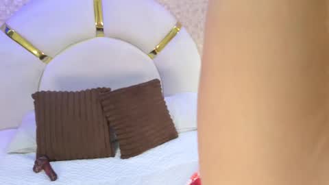 Emy  online show from November 5, 2025, 11:54 am