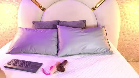 Emy  online show from April 15, 2026, 11:39 am