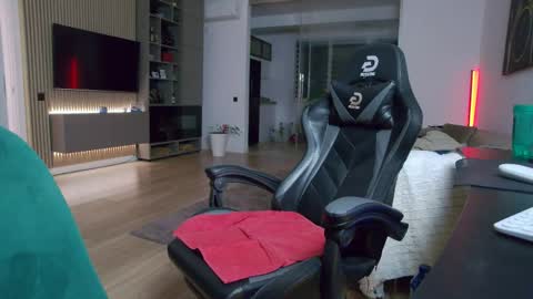 Erik online show from April 16, 2026, 9:39 pm