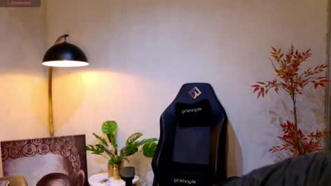 Snapshot of enzo_steel chatting on February 12, 2026, 6:25 pm enzo_steel online show from February 12, 2026, 6:25 pm