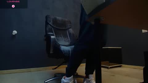 EnzoRace online show from October 12, 2025, 5:06 am