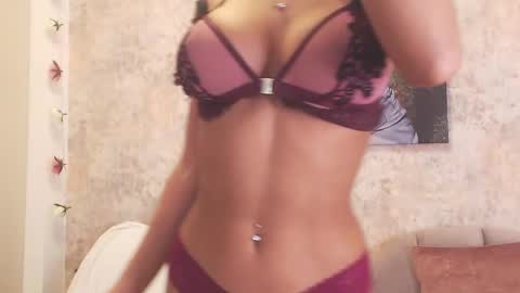 Snapshot of erikabeee1 chatting on February 18, 2025, 6:37 am Erikabeee online show from February 18, 2025, 6:37 am