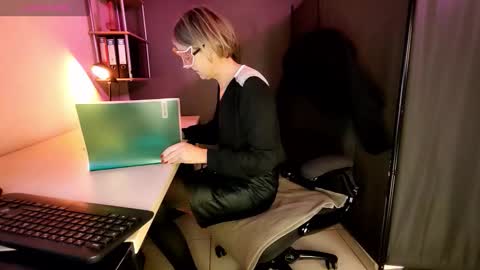 Eva online show from November 22, 2025, 10:36 am