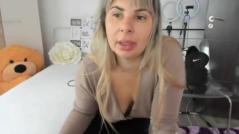 eroticsensualkitty4u online show from October 6, 2025, 7:28 am