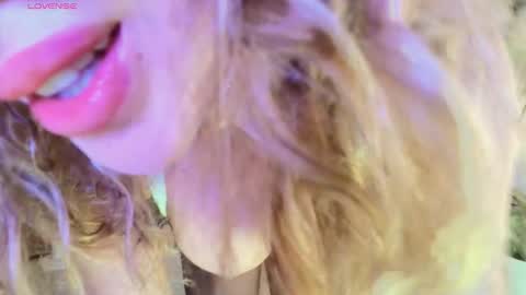 Snapshot of erotik_lady chatting on October 15, 2025, 1:28 am TINY online show from October 15, 2025, 1:28 am