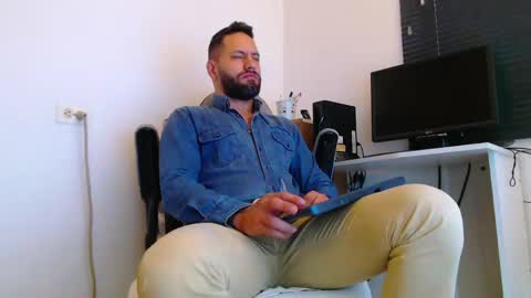 esteban online show from April 13, 2026, 1:38 pm