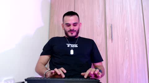 Snapshot of esteban_fer chatting on January 26, 2025, 4:20 am Esteban Fernandez online show from January 26, 2025, 4:20 am