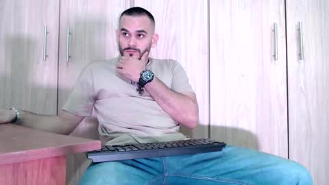 Snapshot of esteban_fer chatting on February 28, 2025, 12:43 am Esteban Fernandez online show from February 28, 2025, 12:43 am