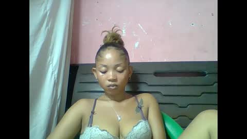 estelah20 online show from March 5, 2026, 8:32 am