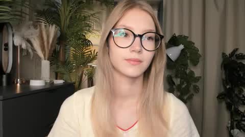 Natalie online show from September 28, 2025, 5:57 am