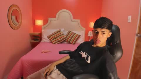 E T H A N  online show from December 22, 2025, 2:14 pm