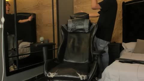 ethanlowell online show from December 3, 2025, 5:37 am