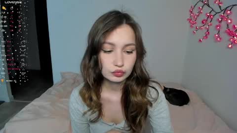 Veronica Tiia Lilith left to right online show from April 16, 2026, 7:14 pm