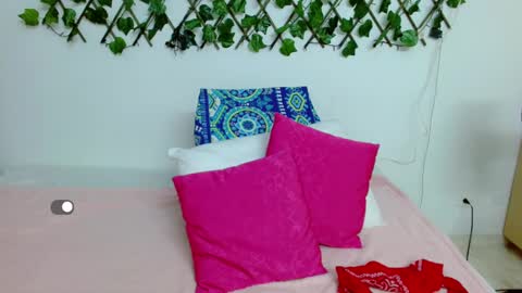 Eva   online show from February 9, 2025, 7:09 pm