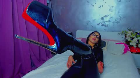 Eva online show from November 22, 2025, 8:52 pm