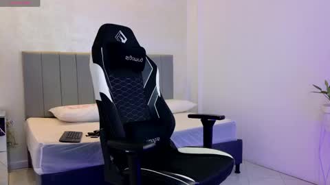 E V A N S online show from May 15, 2026, 11:01 pm
