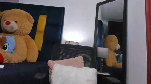   online show from November 26, 2025, 1:23 pm