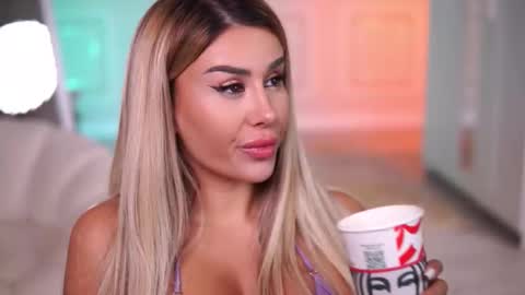 Eva online show from November 19, 2025, 8:31 pm