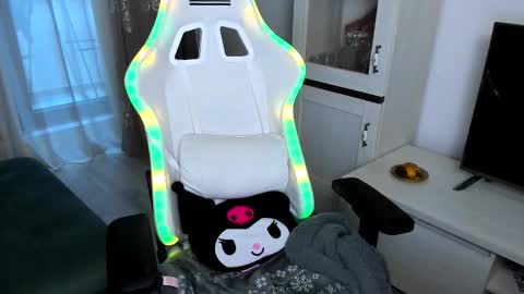 eveeevian online show from February 13, 2025, 5:22 pm